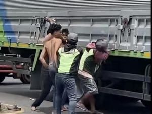 Supeltas di Sidoarjo Dipukul Pipa Besi oleh Sopir Truk Saat Atur Lalin