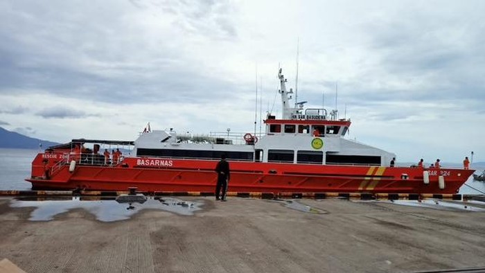 Tim SAR terjunkan KN SAR Basudewa untuk mencari lima jurnalis yang hilang kontak di Selat Sunda