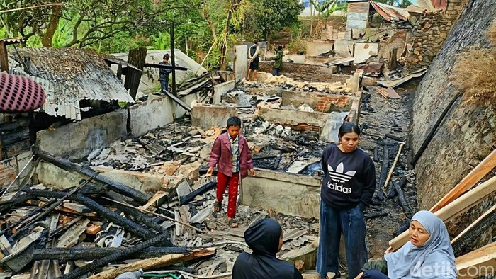 Tinggal Puing, kebakaran hebat yang melanda permukiman warga di wilayah Kecamatan Simpenan, Kabupaten Sukabumi