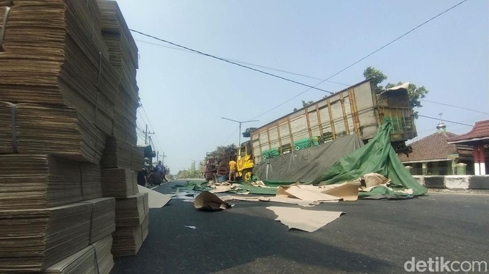 truk muat kardus terguling