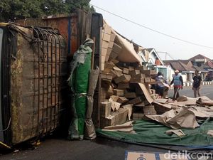 Ban Meledak Truk Muatan Kardus Terguling