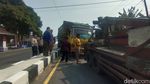 Ban Meledak Truk Muatan Kardus Terguling