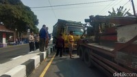 Tidak ada korban jiwa dalam kejadian ini. Namun muatan kardus yang diduga overload itu tumpah ruah ke jalan raya.