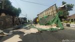 Ban Meledak Truk Muatan Kardus Terguling