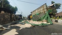 Sedangkan sopirnya dimintai keterangan. Jalan yang terkena tumpahan solar truk, juga langsung dibersihkan.
