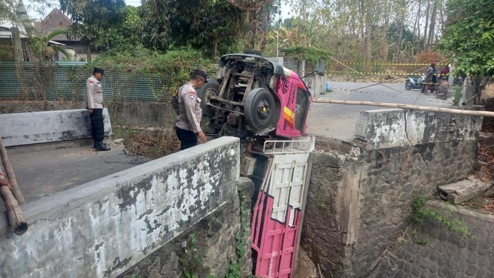 Truk terperosok akibat jembatan ambrol di Dukuh Nawud, RT: 05/III , Desa Tegalmade, Kecamatan Mojolaban, Kabupaten Sukoharjo, Kamis (10/9/2026).