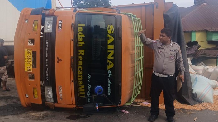 Truk pengamgkut jagung terbalik saat kecelakaan beruntun. (Foto: dok. Polrestabes Medan)