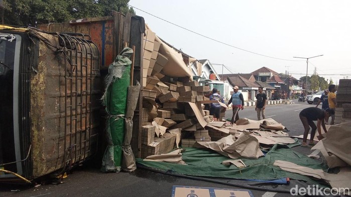 Truk terguling di Nganjuk