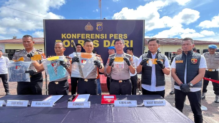 Polisi menunjukkan barang bukti kasus perampokan dan penyanderaan dokter di Kabupaten Dairi, Sumut.