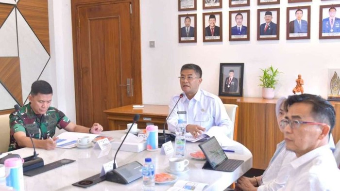 Wakil Gubernur Jawa Barat Erwan Setiawan menargetkan masyarakat di 27 kabupaten/kota di Jawa Barat telah terdaftar dalam sistem perlindungan sosial digital pada awal 2027.