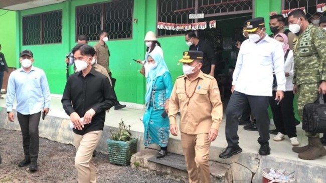 Gibran Kunjungi SD di Palangka Raya, Ingatkan Selalu Pakai Masker