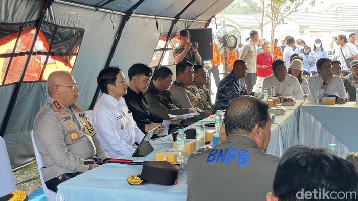 Wapres Gibran Rakabuming Raka mendengarkan pemaparan BPBD Kalsel soal karhutla di Banjarbaru.