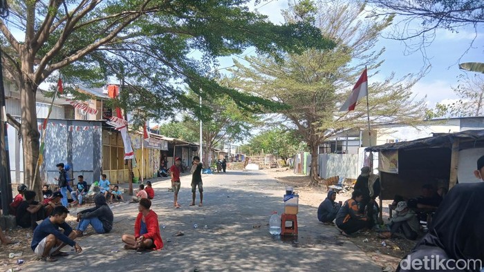 Warga di Jalan Dg Tata Makassar blokade jalan tolak eksekusi lahan.