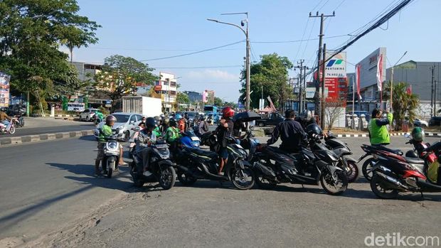 Warga Makassar kecewa saat antre BBM Pertalite di SPBU Alauddin. Stok habis setelah satu jam antre.