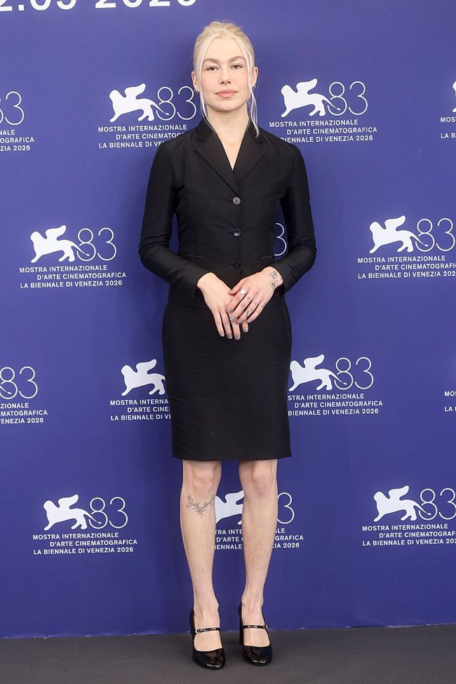 Dalam penampilan itu, banyak netizen bermata jeli mendapati Phoebe tampil dengan kaki yang tidak dicukur. Dianggap sebagai penampakan yang langka di industri hiburan, hal itu menuai pujian. Foto: Corbis via Getty Images/Alessandra Benedetti - Corbis