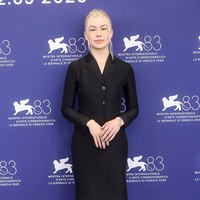 Dalam penampilan itu, banyak netizen bermata jeli mendapati Phoebe tampil dengan kaki yang tidak dicukur. Dianggap sebagai penampakan yang langka di industri hiburan, hal itu menuai pujian. Foto: Corbis via Getty Images/Alessandra Benedetti - Corbis