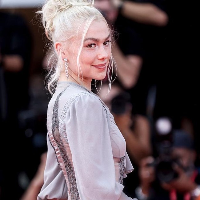 Gaya Phoebe Bridgers yang Tuai Pujian, Tampilkan Kaki Berbulu & Ketiak Basah