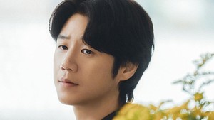 Sampai detik-detik terakhir, Kwon Tae Sung masih terus berusaha melindungi istrinya. Tapi itu pada saat yang sama mengguncang mental si wartawan. (Foto: dok. SBS)