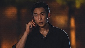 Pada saat yang sama, Lee Dong Jin (Lee Sang Yi) masih ngotot dan mempertajam konflik dengan Kwon Tae Sung. Keinginannya buat menyingkap Kingfisher masih belum padam. (Foto: dok. SBS)