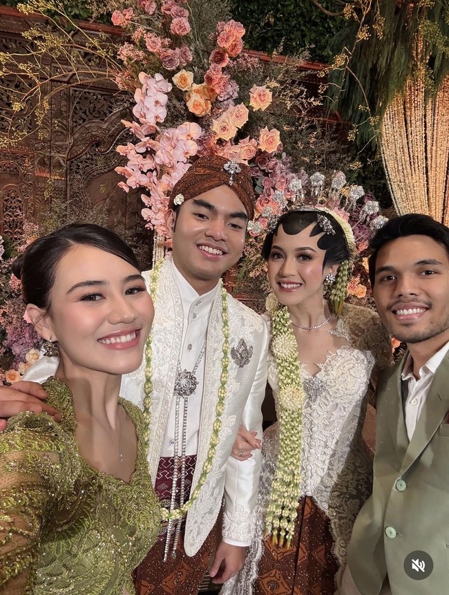 Melalui akun Instagram pribadinya Aaliyah membagikan foto dirinya saat menghadiri acara pernikahan sahabat masa kecilnya. Tak sendirian, Aaliyah hadir ditemani suaminya, Thariq Halilintar. Foto: Instagram/@aaliyah.massaid