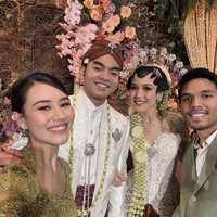 Melalui akun Instagram pribadinya Aaliyah membagikan foto dirinya saat menghadiri acara pernikahan sahabat masa kecilnya. Tak sendirian, Aaliyah hadir ditemani suaminya, Thariq Halilintar. Foto: Instagram/@aaliyah.massaid