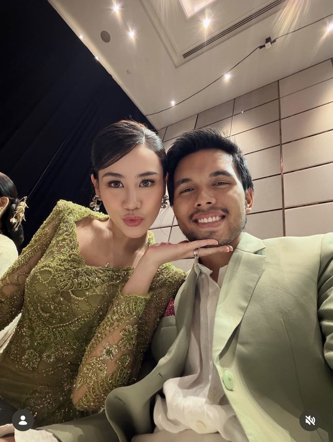 Kompak, Aaliyah dan Thariq hadir mengenakan busana berwarna hijau. Thariq memadukan kemeja putih dengan jas warna hijau sage. Sementara Aaliyah memilih tampil tradisional kenakan kebaya. Foto: Instagram/@aaliyah.massaid