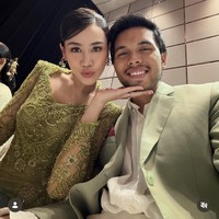 Kompak, Aaliyah dan Thariq hadir mengenakan busana berwarna hijau. Thariq memadukan kemeja putih dengan jas warna hijau sage. Sementara Aaliyah memilih tampil tradisional kenakan kebaya. Foto: Instagram/@aaliyah.massaid