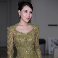 Pesona Aaliyah Massaid Berkebaya Hijau saat Kondangan, Cantik Manglingi