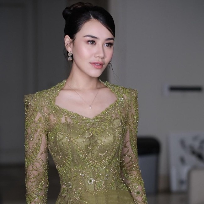 Pesona Aaliyah Massaid Berkebaya Hijau saat Kondangan, Cantik Manglingi