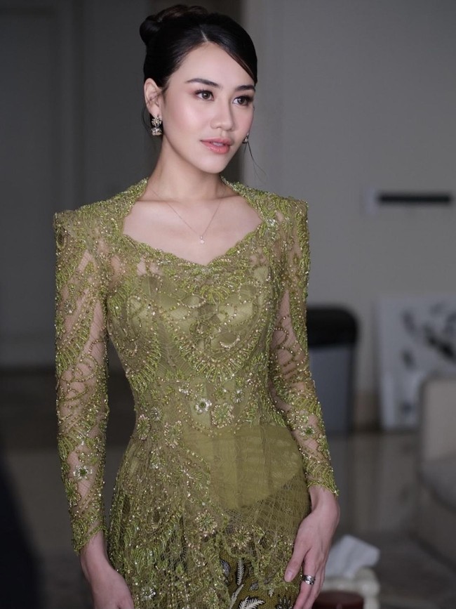 Pesona Aaliyah Massaid Berkebaya Hijau saat Kondangan, Cantik Manglingi