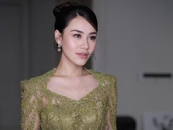 Pesona Aaliyah Massaid Berkebaya Hijau saat Kondangan, Cantik Manglingi