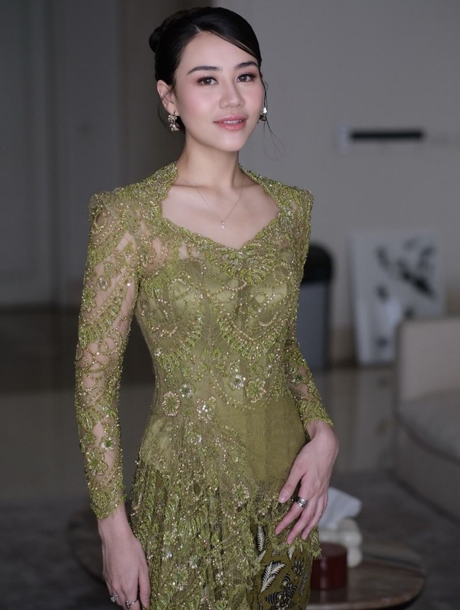 Penampilan Aaliyah makin memukau dengan rambut ditata sanggul modern yang sleek. Sementara riasan wajahnya dibuat soft glam dan fresh. Foto: Instagram/@aaliyah.massaid
