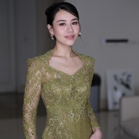 Penampilan Aaliyah makin memukau dengan rambut ditata sanggul modern yang sleek. Sementara riasan wajahnya dibuat soft glam dan fresh. Foto: Instagram/@aaliyah.massaid