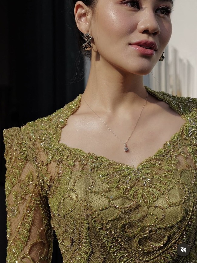 Melengkapi gayanya, Aaliyah juga mengenakan beberapa aksesori, seperti sepasang anting dan kalung minimalis berwarna silver. Cantik memukau, tak sedikit yang memuji penampilan ibunda baby Arash tersebut. Foto: Instagram/@aaliyah.massaid