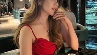 Terakhir ada pose cantik Agatha Chealsea bergaun merah saat mencicipi steak di sebuah restoran. Steaknya disajikan dengan allumette sebagai garnish.  Foto: Instagram/@agathachealsea