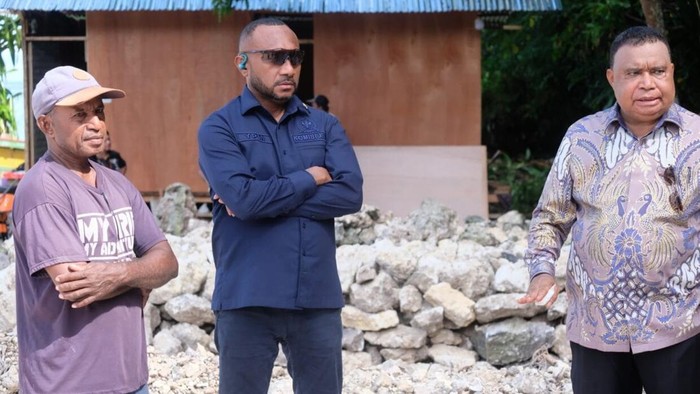 Anggota Komisi XIII DPR Fraksi Gerindra Yan Permenas Mandenas meninjau pembangunan Kampung Nelayan di Pantai Mariadei, Kabupaten Kepulauan Yapen, Papua.