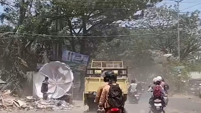Angin kencang menerjang Sudiang Raya, Makassar. BMKG sebut fenomena lokal ini terjadi saat puncak musim kemarau