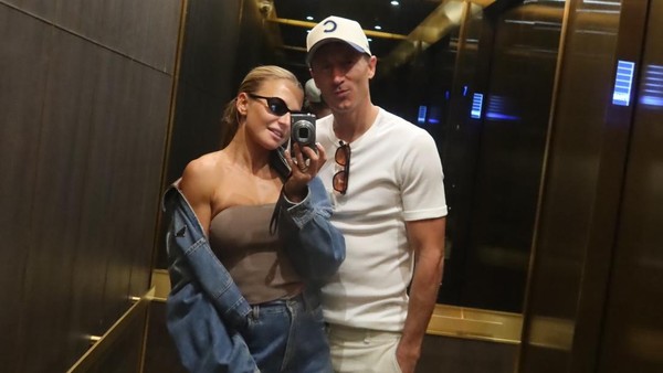Sweet! Robert Lewandowski Kasih Banyak Buket Bunga di HUT Istri
