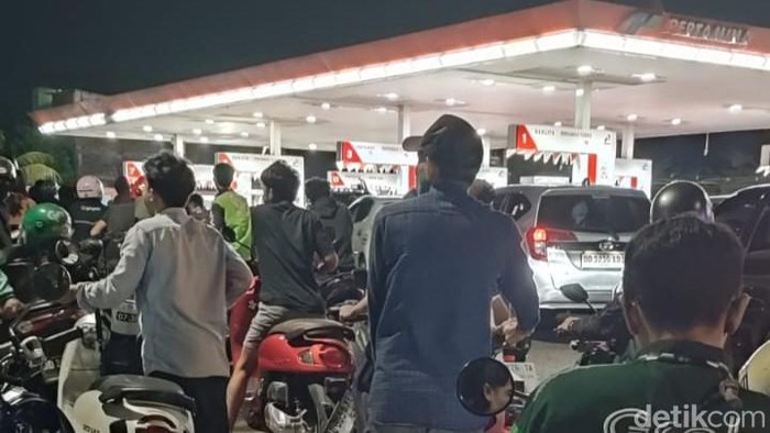 Antrean BBM di SPBU Urip Makassar.