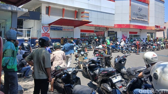 Antrean kendaraan di SPBU Jalan Pengayoman Makassar.