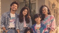 Anak muda Sukabumi tahun 80-an, foto depan TV pengen ikutan audisi bintang radio dan TV di TVRI. Karena masih di kampung dan transportasi masih susah akhirnya memilih merantau ikut saudara, tulis Omesh dalam Instagram miliknya.  Foto: dok instagram Raffi, Gading, Lesti Kejora, Omesh, Ashanty