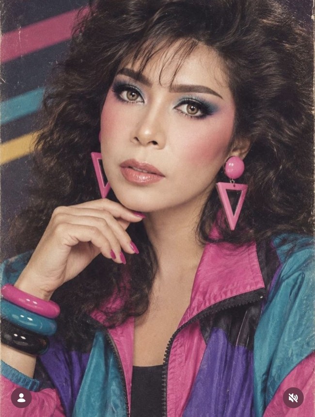 Potret editan Melly Goeslaw bergaya dengan riasan dan busana yang sedang tren di tahun 80an. Penampilannya terlihat playful dengan dominasi warna-warna terang. Foto: Instagram