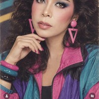 Potret editan Melly Goeslaw bergaya dengan riasan dan busana yang sedang tren di tahun 80an. Penampilannya terlihat playful dengan dominasi warna-warna terang. Foto: Instagram