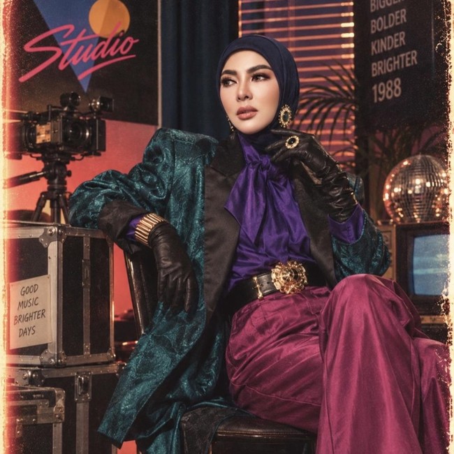7 Potret Artis Ikut Tren Edit Foto Tahun 80an, Wulan Guritno Bak Ratu Rock