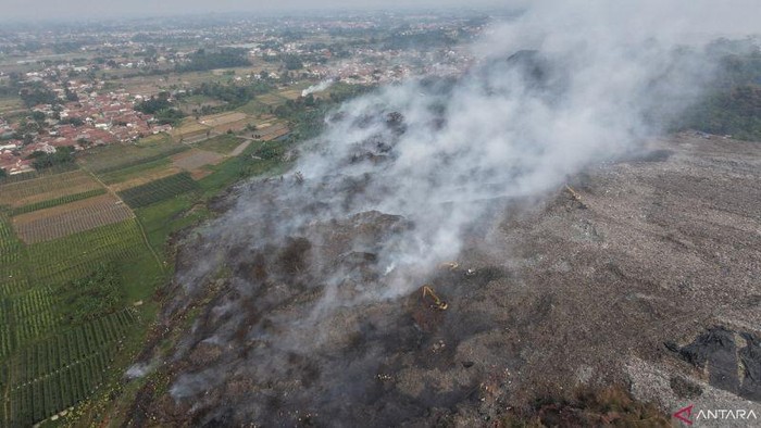 Asap mengepul di kawasan TPAS Galuga, Cibungbulang, Kabupaten Bogor, Jawa Barat, Kamis (10/9/2026). ANTARA/M Fikri Setiawan
