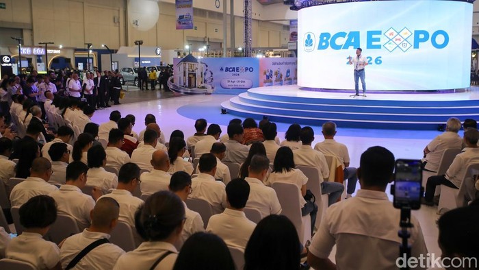 Pengunjung memadati BCA Expo 2026 saat pembukaan di ICE BSD, Tangerang, Banten, Jumat (11/9/2026).