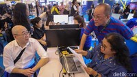Sejumlah perwakilan BCA dan tiket.com menyapa pengunjung yang melakukan transaksi di area travel fair yang berlangsung pada 11-13 September 2026. 