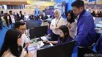 Co-founder & Chief Marketing Officer tiket.com Gaery Undars mencoba sistem antrean berbasis aplikasi yang memungkinkan pengunjung memantau nomor antrean secara real-time melalui aplikasi tiket.com serta menerima notifikasi WhatsApp. 