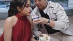 Kompaknya Brisia Jodie dan Jonathan Alden saat Ngopi di China hingga Ngemil Waffle
