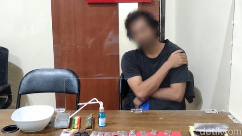 Bule Australua, Aaron Robert Brokenshire, saat diamankan Satresnarkoba Polresta Denpasar.